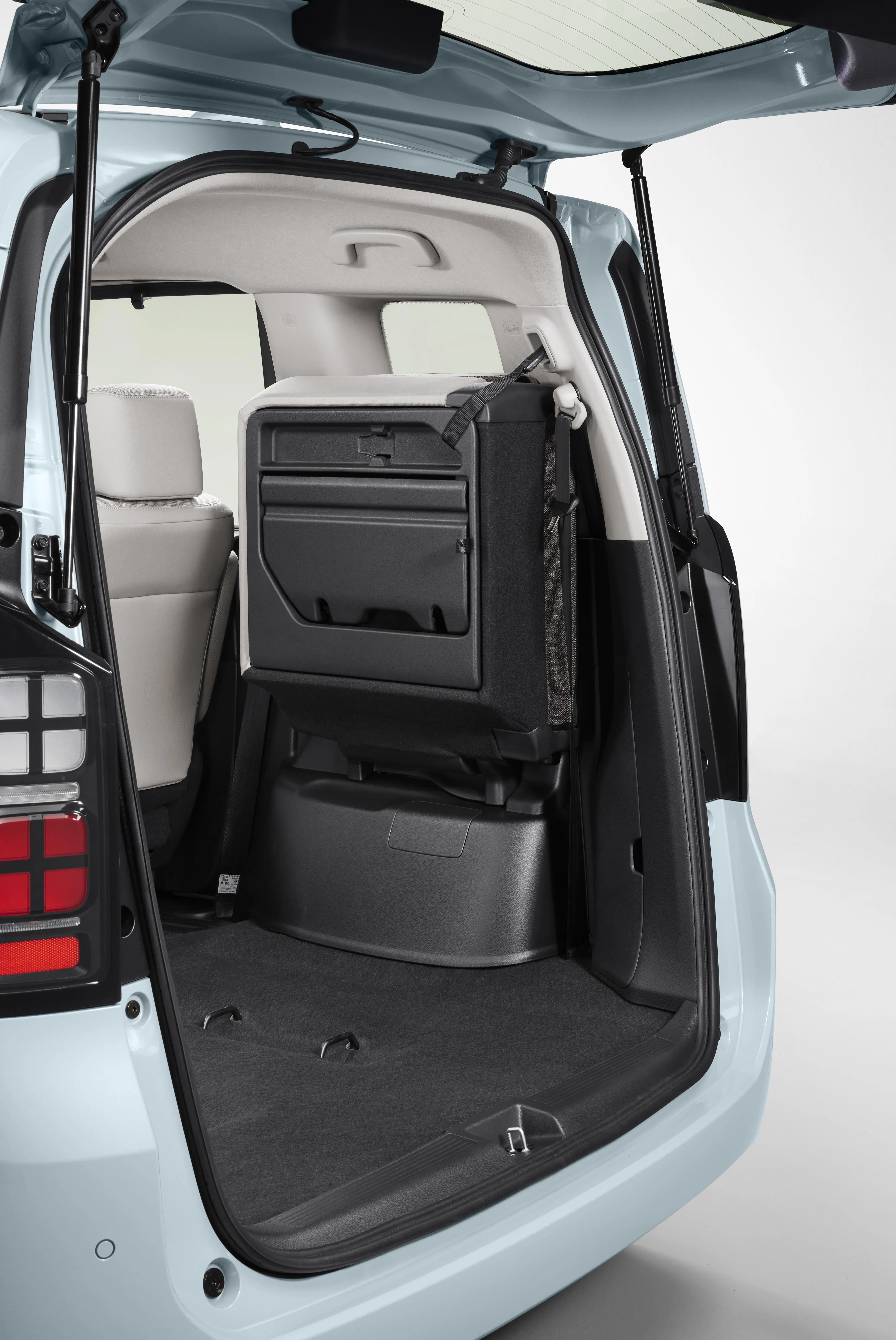 第三排座椅可折叠并挂在后车厢两侧。（车商提供）