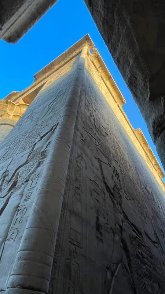 埃德夫神庙，从黎明破晓到阳光普照，神庙在光影变幻中展现跨越两千年的魅力。（王华儿摄）