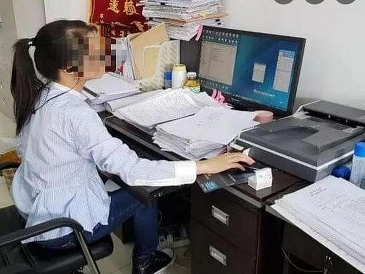 “女干警28天连续加班没换过衣服没洗头”文章被多次点名是“低级红”。图为原文提及的女干警。（互联网）