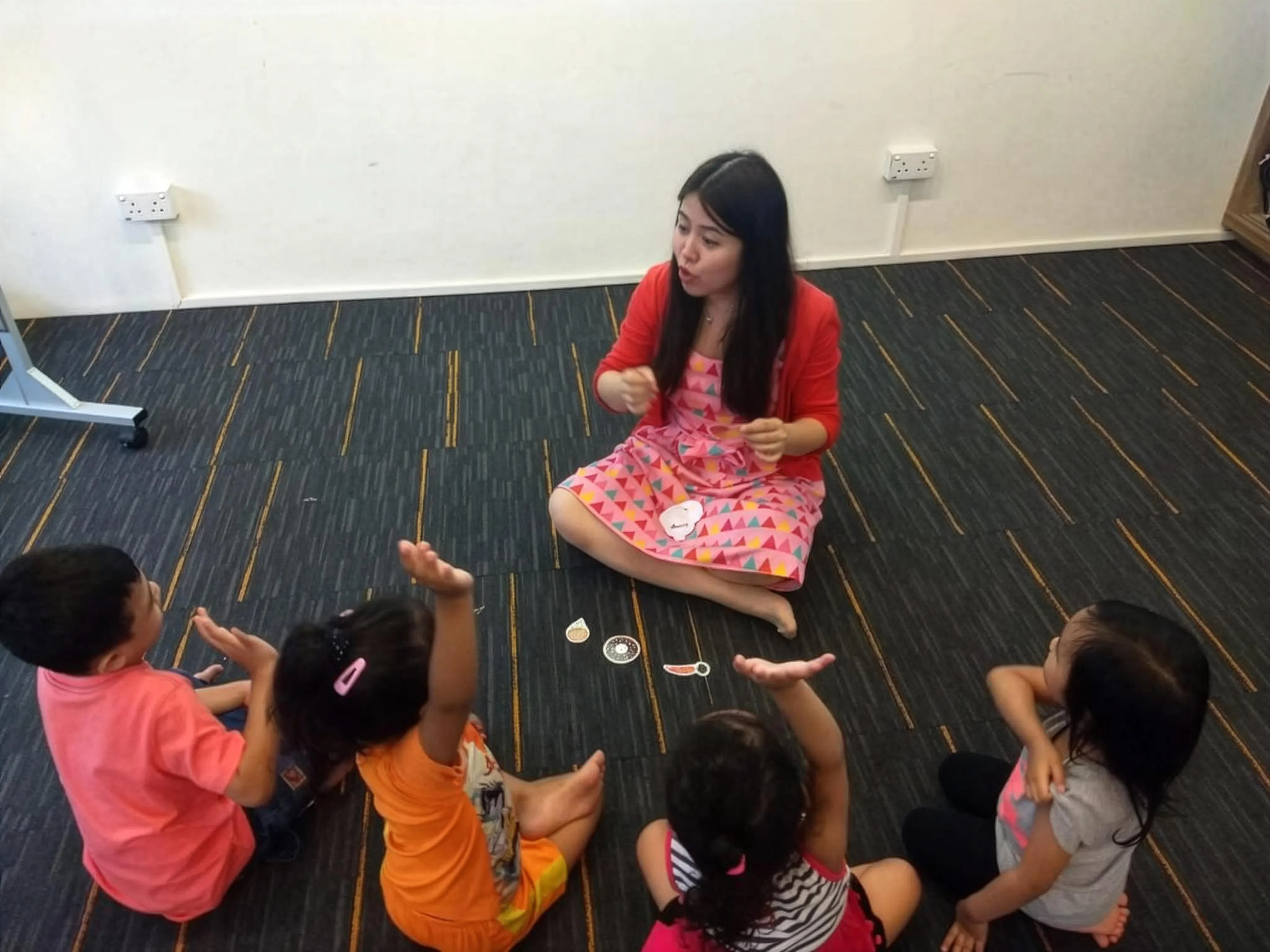 陆明爱教课时加入游戏与动作，加深孩童拼音记忆，而非死记硬背。（受访者提供）