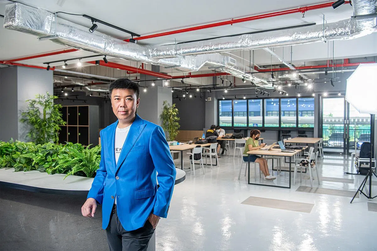 贤能集团执行主席林隆田说：“新加坡金字品牌奖对提升企业信誉，扮演举足轻重的角色。因此，今年我们安排Coliwoo和Work+Store（图中场景）角逐两个类别奖项，希望它们都得奖，能像我们集团一样奠下坚实的发展基础。”（图/贤能集团提供）