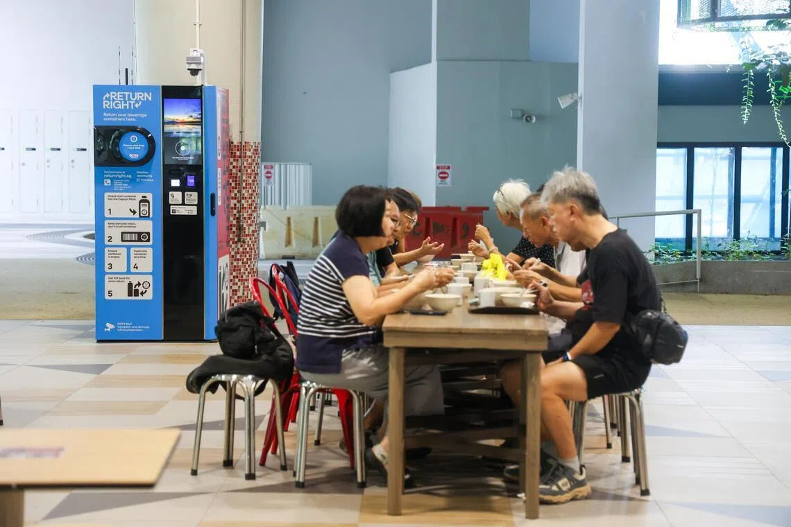 兀里村小贩中心已设置瓶罐回收机。迄今有14家小贩中心设置回收机，接下来逐步扩大范围，最终涵盖所有小贩中心内部或周边。（吴先邦摄）