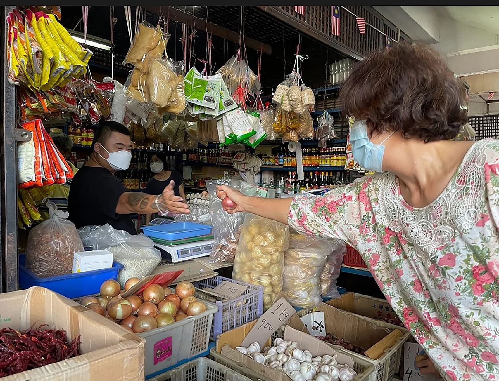 马来西亚首都吉隆坡的食材价格飙升，连本地生产的蔬果肉类也涨价，小市民感叹生活开支大。（萧郡瑜摄）