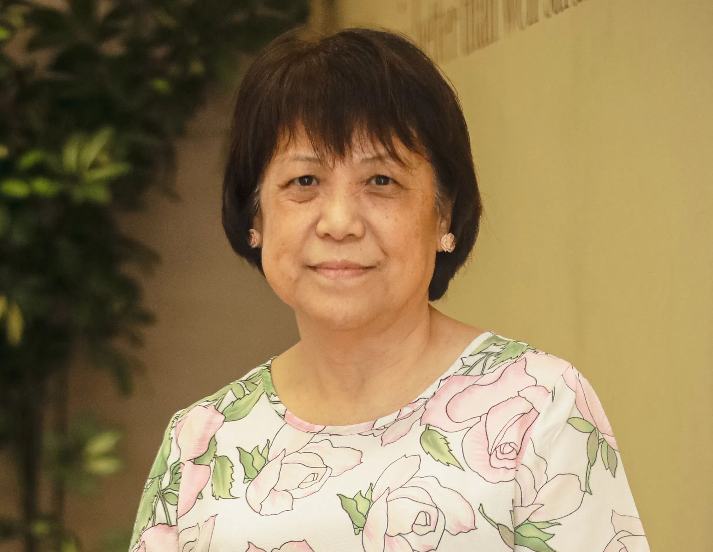 71岁的林明丽目前全职照顾患有自闭症的32岁儿子，平时在整理记录儿子的各种资料总是耗时费力，对未来能有“身后人生”生活手册这样的工具辅助，她感到高兴。（刘欣怡摄）