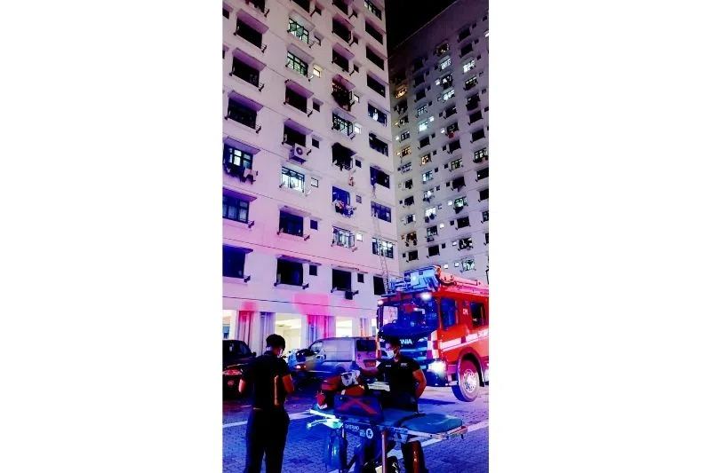 屋内失火，三人情急之下攀出窗外求救，民防部队到场后出动高空救援设备，救下其中两人。另一人则由破门而入的消防员救出。（受访者提供）