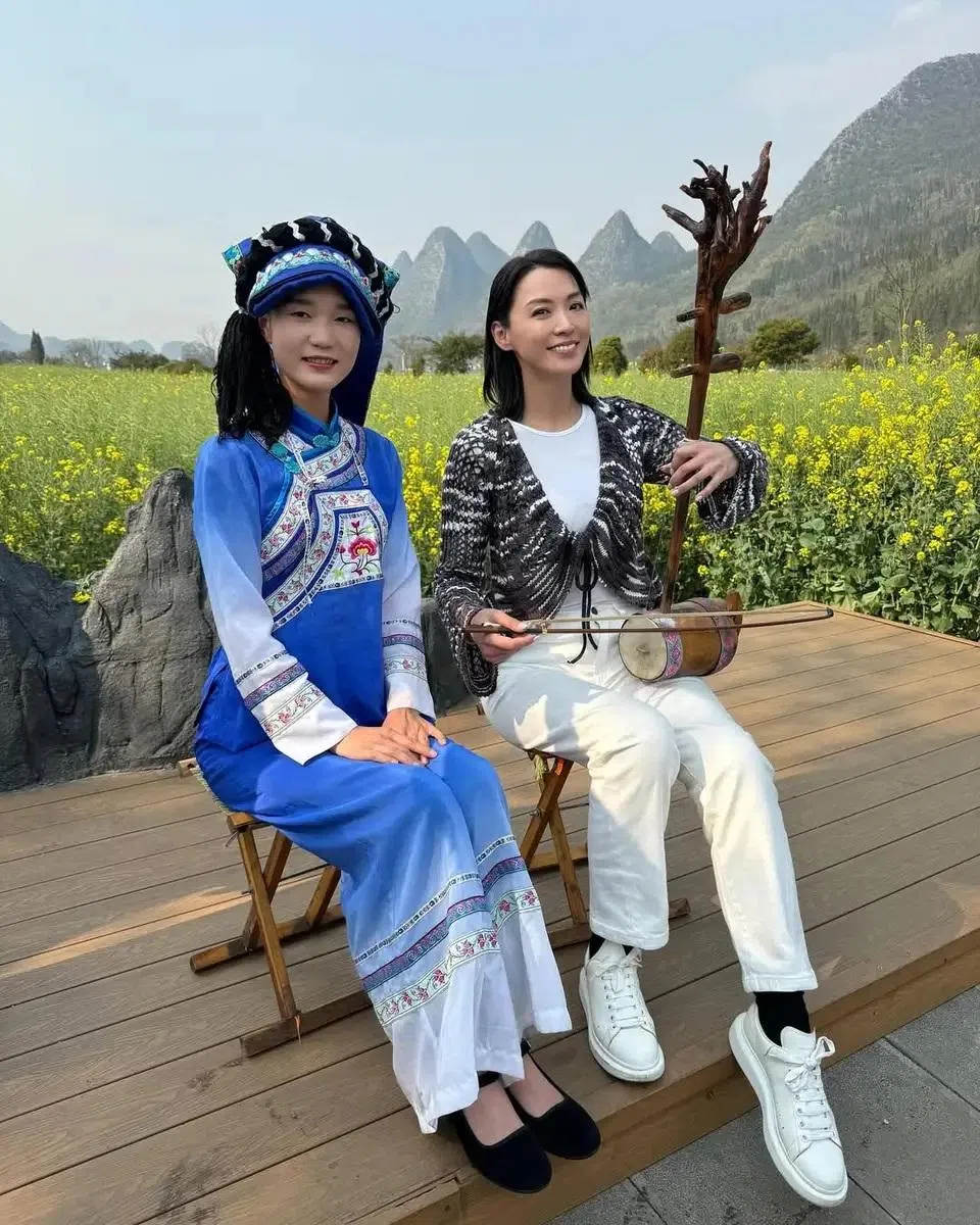 陈炜（右）在《养生之旅》体验少数民族的养生文化。（取自节目官网）