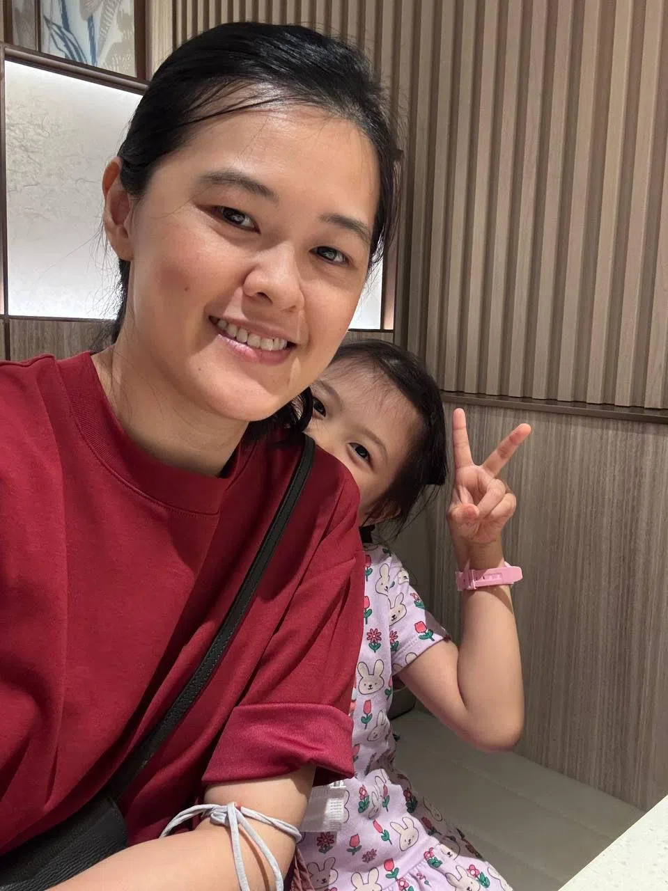 新加坡前进党先驱单选区候选人陈芬妮，在冷静日与丈夫和女儿共进午餐，还一同去图书馆。（ 受访者提供）