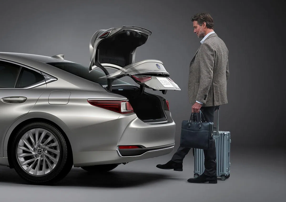 ES车型的尾箱设有感应器，用脚晃动就能开启。