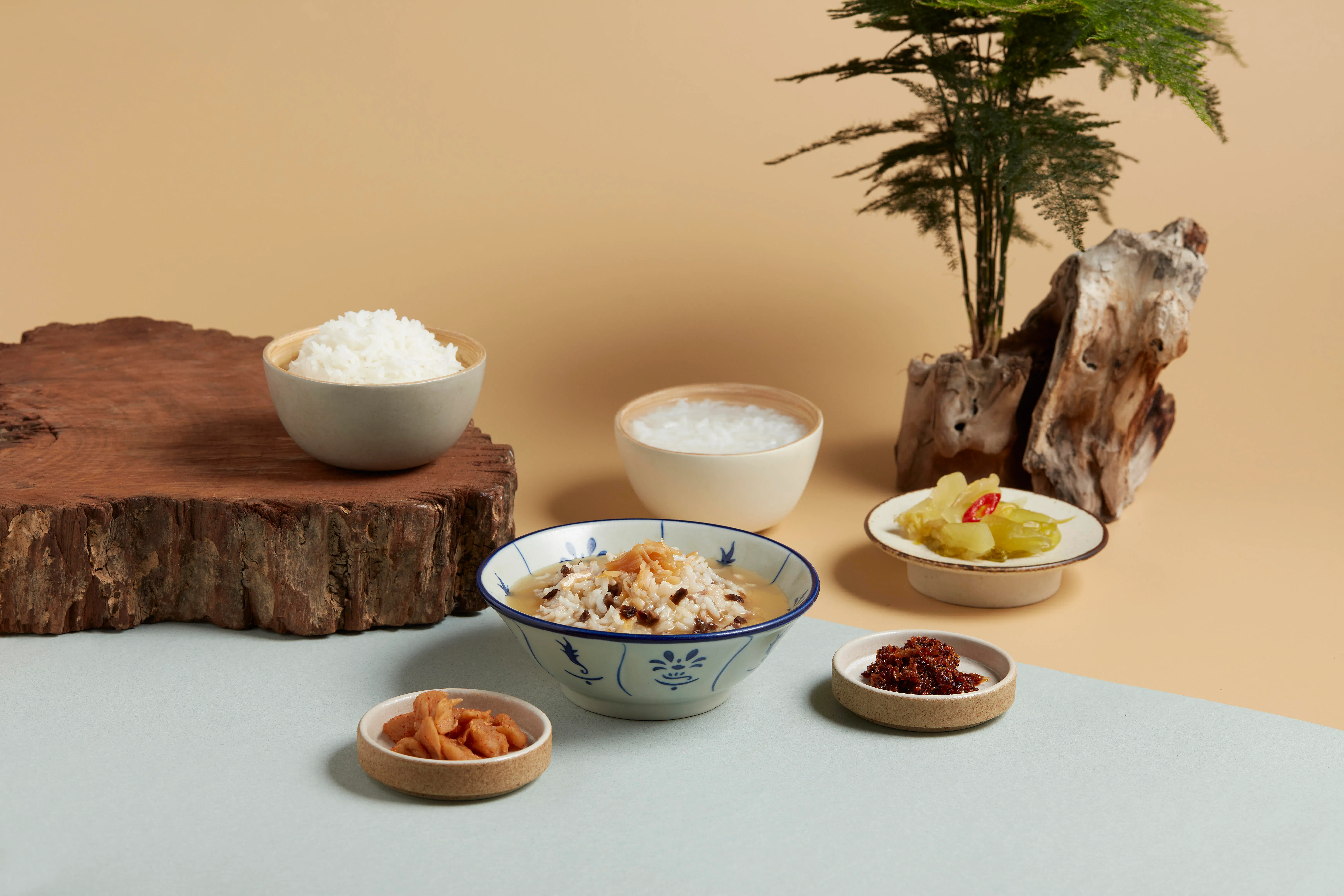 潮汕老菜脯干贝梅肉粥，选用五常优质大米熬煮。（餐馆提供）