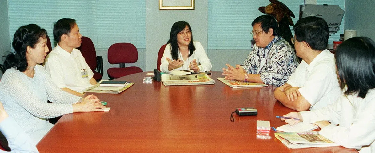 2005年，《新明日报》请专家探讨“漏夜排队买吉蒂猫，是何种心态？”。右三是当时香港城市大学管理科学系副教授曾渊沧博士、心理学家兼社会工作者严志盛（左二）和资深辅导员袁凤珠（左一）。谢燕燕（中）是主持人。