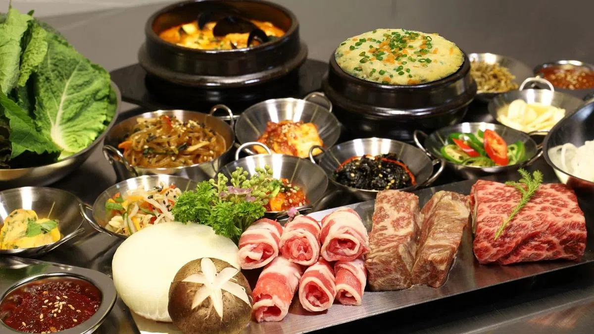 韩国餐馆Daejim的韩式烧烤食材选择丰富。（餐馆提供照片）