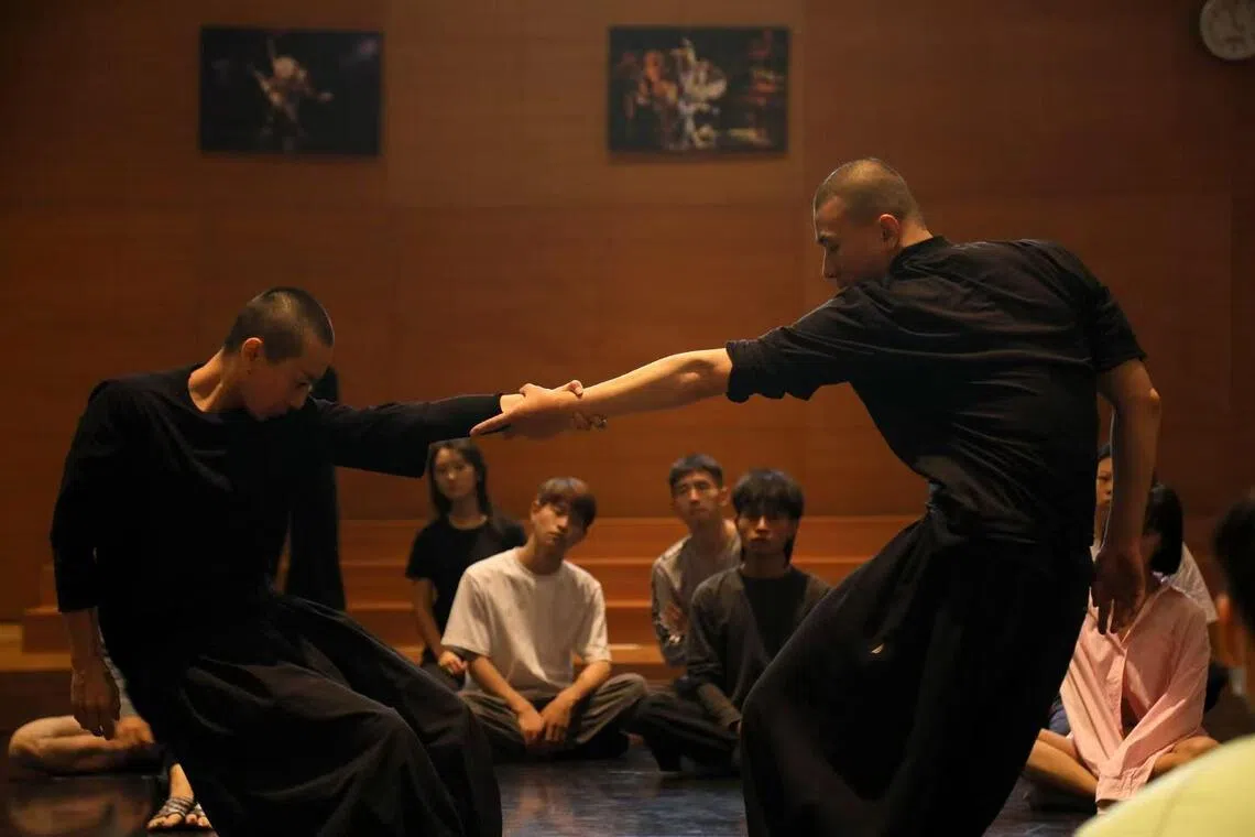 在“陶身体”排练厅，空气里常常只剩呼吸声。（梵克雅宝提供）