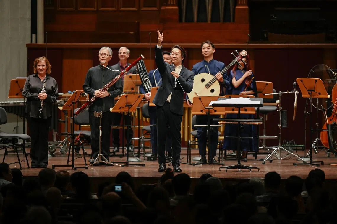 2025年12月，鼎艺团首度与新加坡交响乐团同台合作，黄德励（前排居中）担任司仪与指挥。（受访者提供）