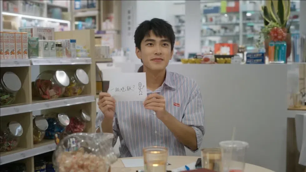 曾敬骅饰演的暖男药剂师让女主角为他心动。（互联网）