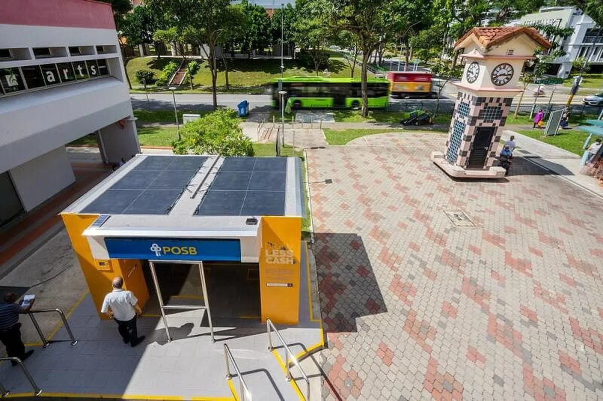 设在宏茂桥10道第528座组屋旁边的提款机今天启用，是首个太阳能供电的提款机。（星展银行提供）