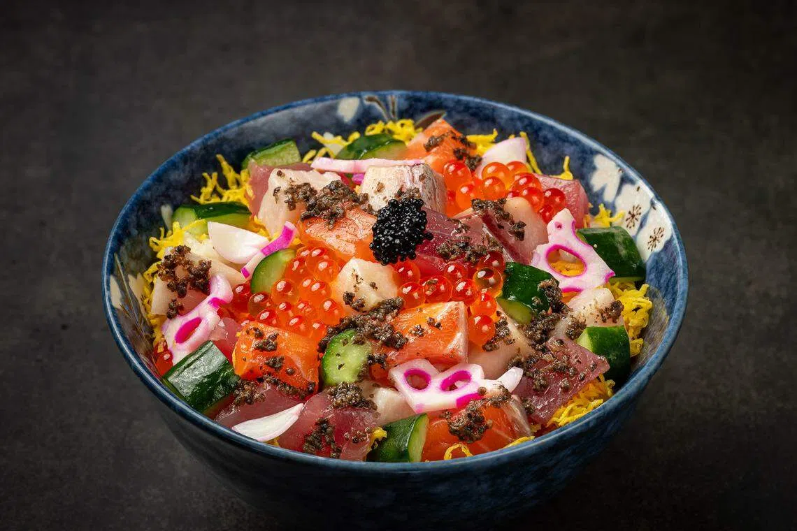 海鲜盖饭是Aburi-EN的新品，其中一款是拌松露酱的。（餐馆提供）