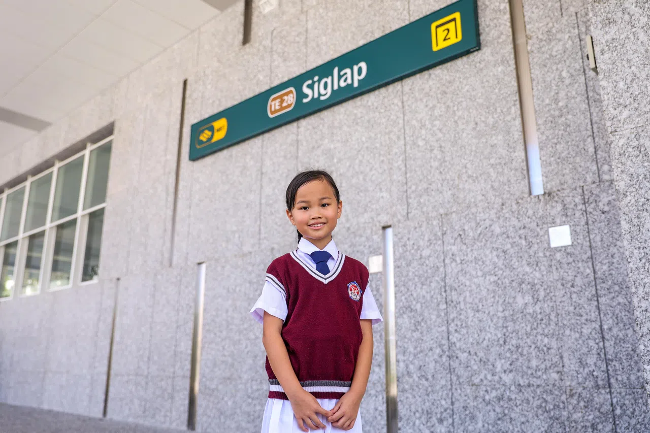 新加坡印尼学校靠近实乞纳站，小二学生尤里耶娜说，她会乘搭汤东线参加增益课程等校外活动。（白艳琳摄）