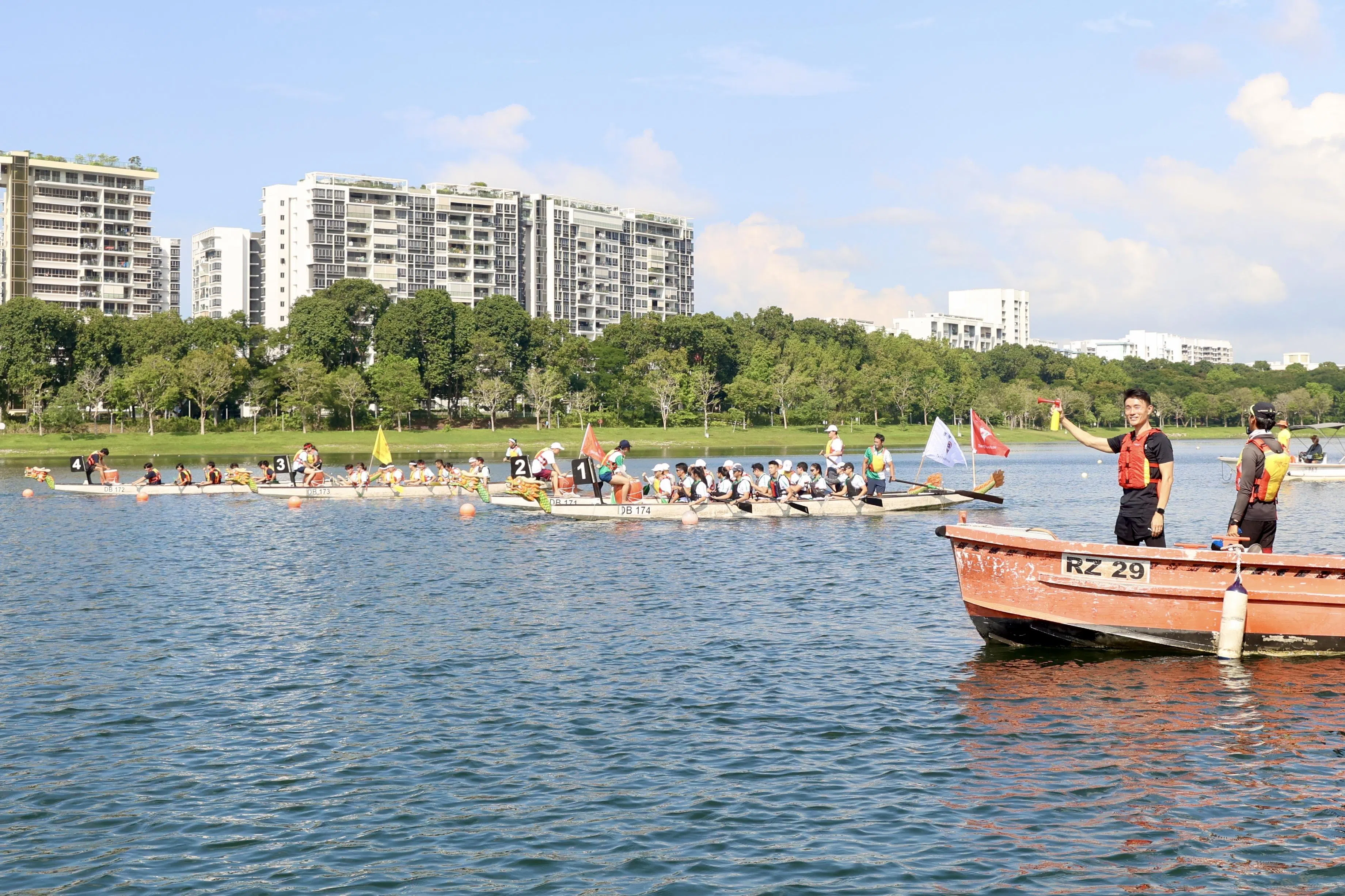 在澄海会馆举办的“粽香龙舟迎端午2024”嘉年华上，主宾马炎庆（右二）为龙舟赛按响起始的喇叭。（郑一鸣摄）