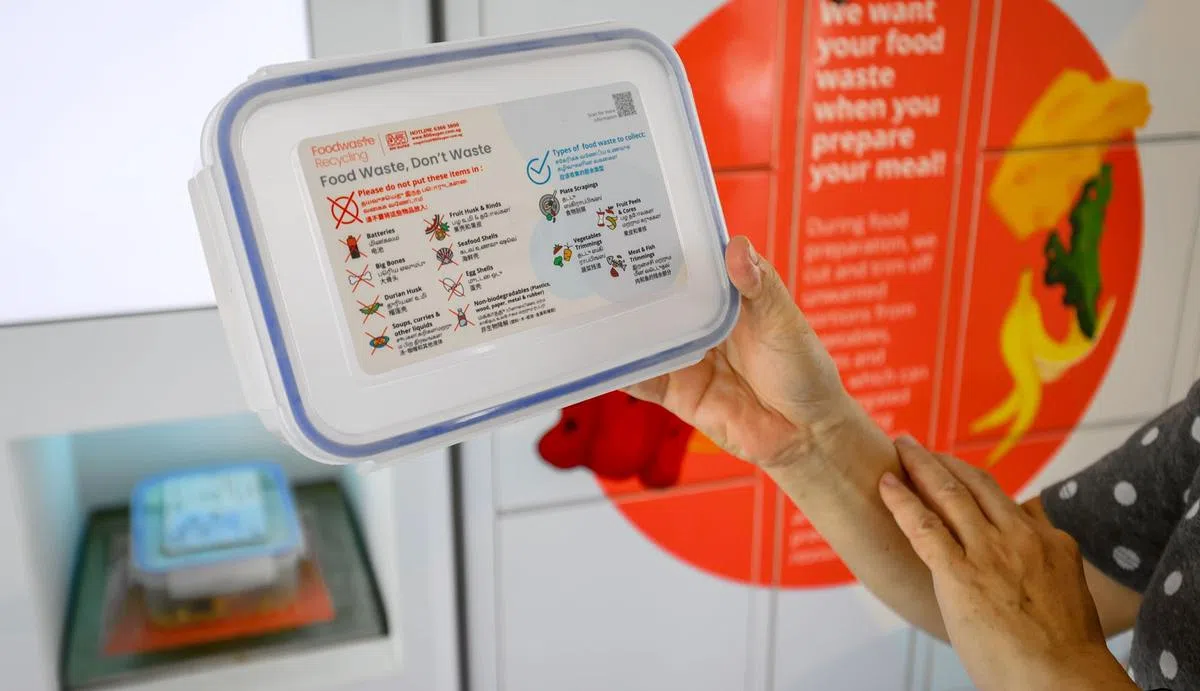 居民扫描二维码后，可从回收柜领取密封盒，拿回家收集厨余。（叶振忠摄）