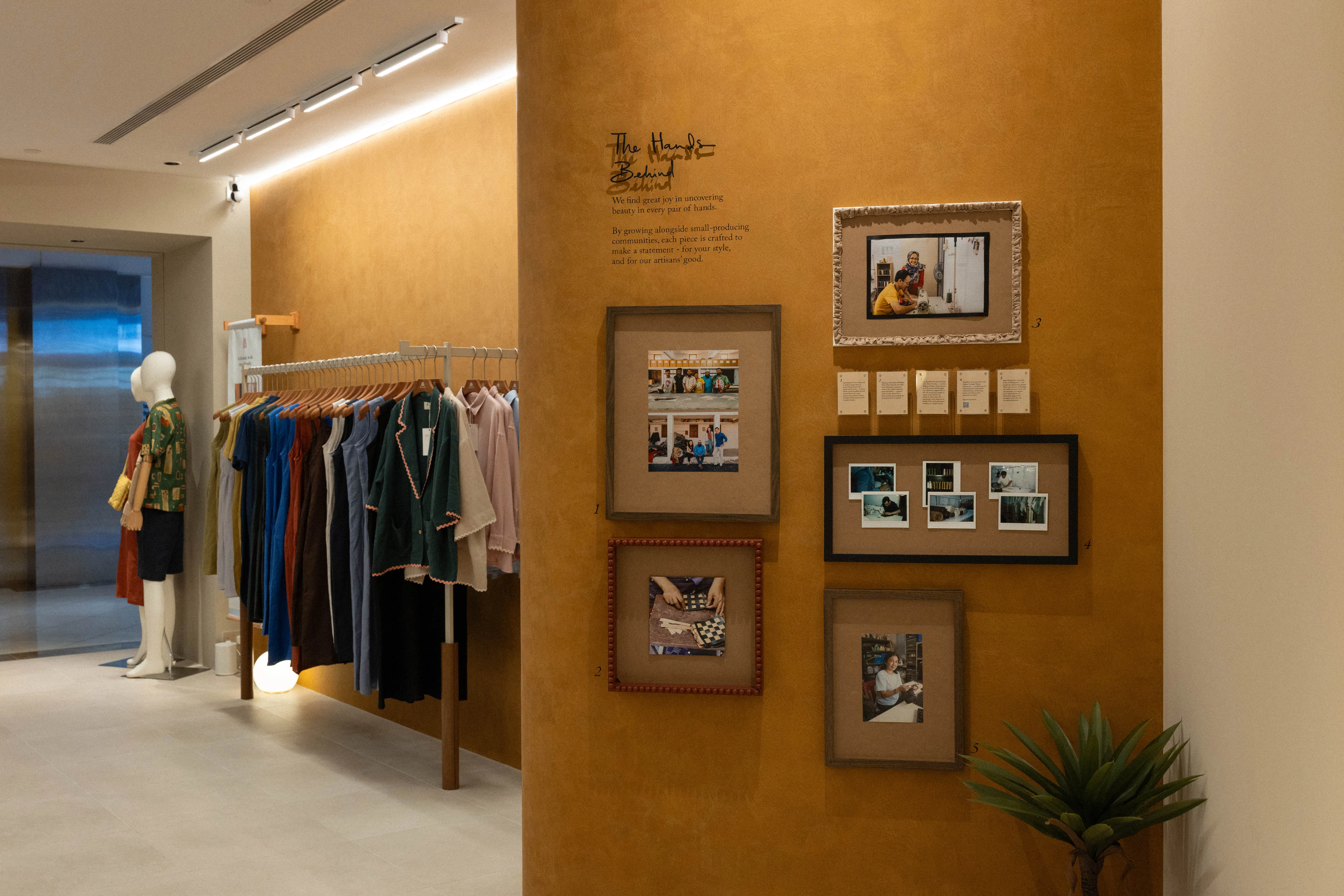 Barehands店内的故事墙，介绍不同地区的手工艺人故事。（品牌提供）