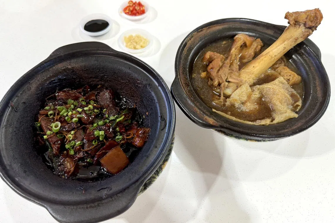 “招牌一只骨” （右）及干炒肉骨茶（左）（翁铭芯摄）