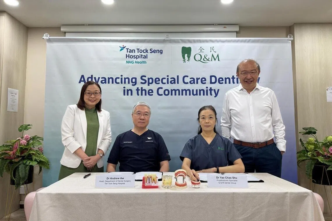 陈笃生医院和全民牙科签署谅解备忘录，今后专为需要“特殊护理牙科”的患者提供互通转诊服务。陈笃生医院首席营运总监王琬琪（左起）、口腔外科处主任胡健理、全民牙科集团口腔修复专科医生姚矫夙和首席运营官洪怡平医生，出席签署仪式。（陈笃生医院提供）