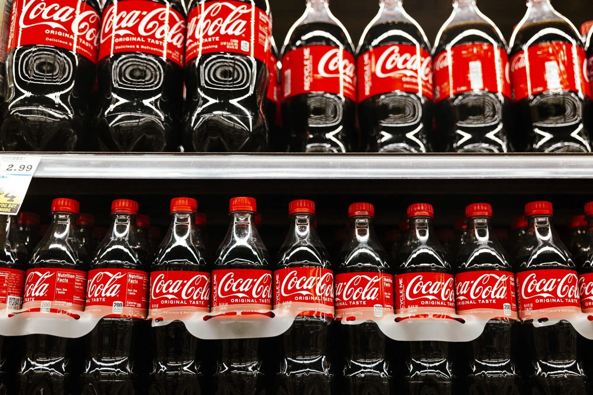 中东冲突让可口可乐第四季度销量增长幅度少了1％。而像可口可乐饮料、运动饮料、咖啡和茶的需求出现下降，则让该集团在北美的销量下降了1％。不过与竞争对手百事可乐相比，百事可乐在去年第四季度的北美饮料部门的销量却是减少了6％。（彭博社）