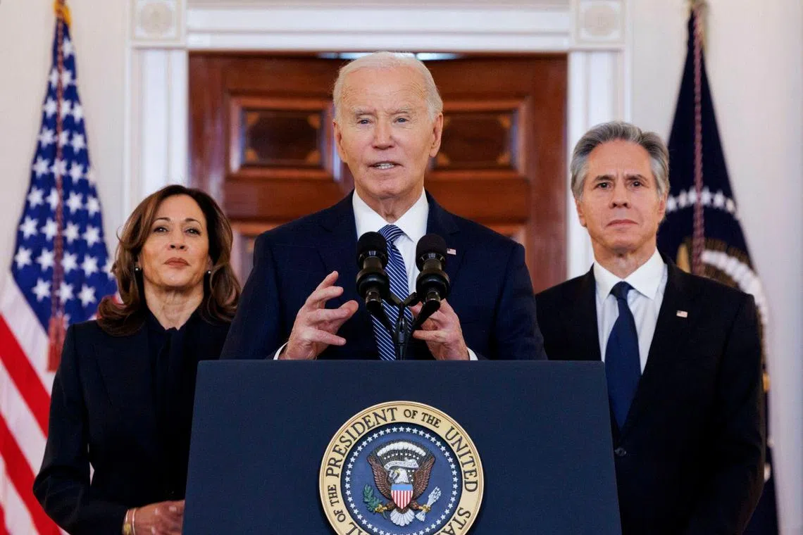 1月15日，美国总统拜登（中）在白宫就加沙地带停火协议发表讲话说，交战双方将就实现永久停火进行谈判。副总统哈里斯（左）与国务卿布林肯也出席记者会。（彭博社）