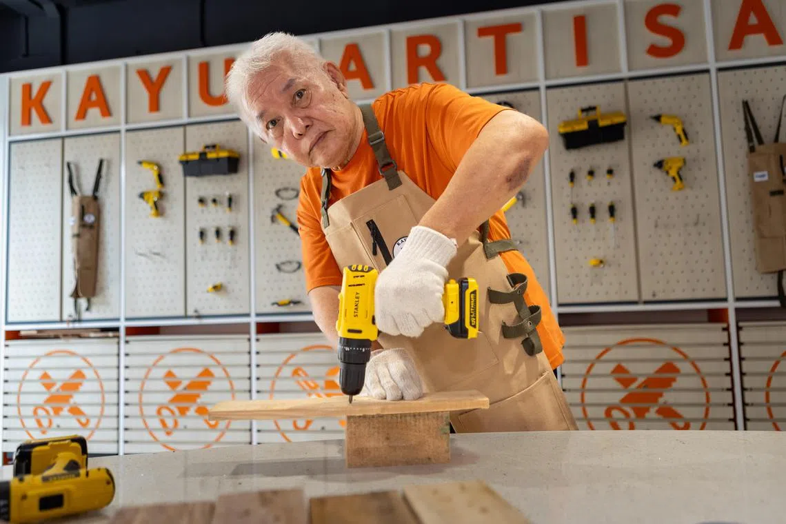 赵存隆擅长做木工，在蒙福关爱中心，他巧手做出板凳、杯垫等用品。（特约骆辉煌摄）