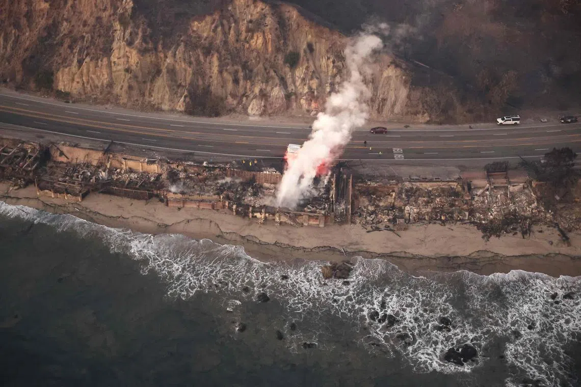 马里布沿海区域的房屋燃起大火，浓烟直冲高空。（法新社）