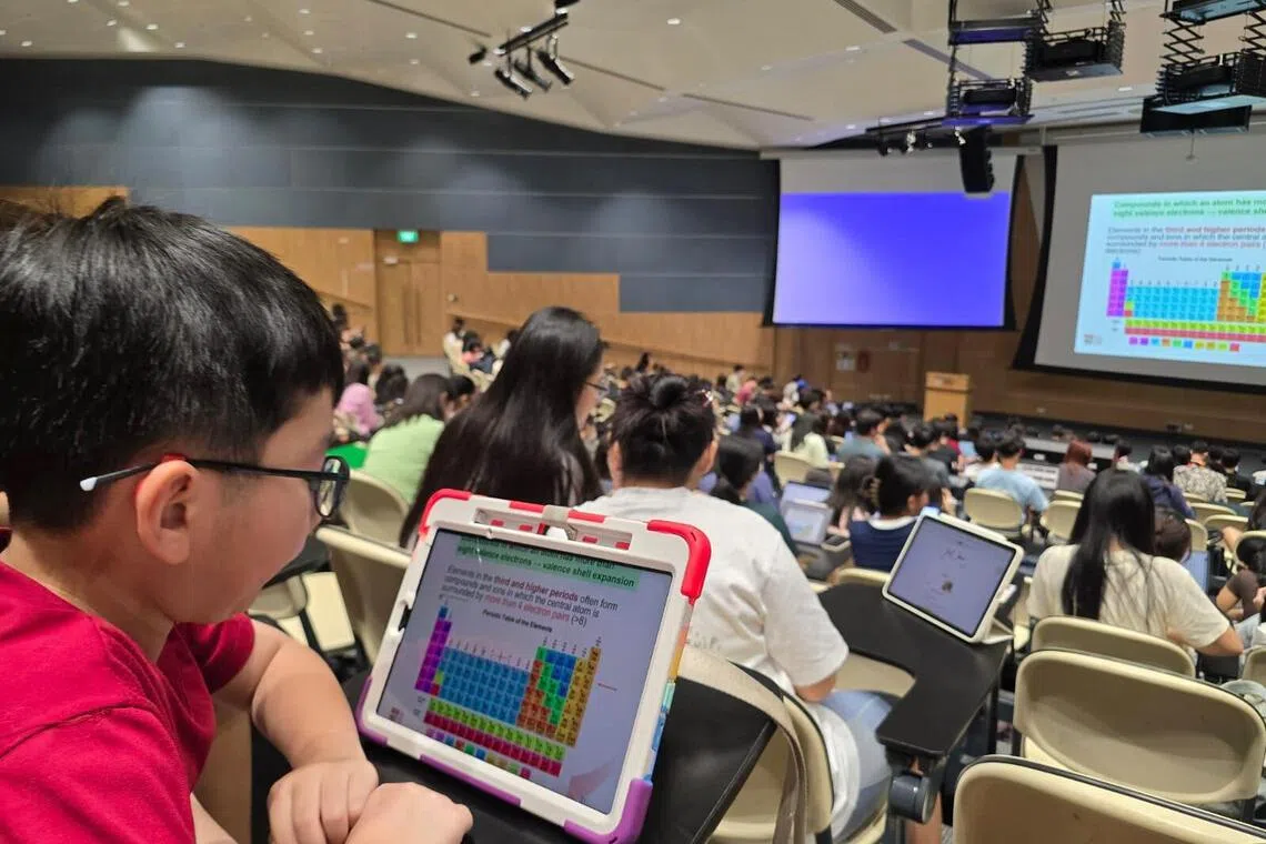 关颖恩上课总会带着自己彩虹色的平板电脑、讲义、小水瓶，认真地在课堂上听课。他很兴奋能到南大上课，甚至问妈妈能不能就住在南大校园里，这样就可以天天去上课。（郑婕仪提供）