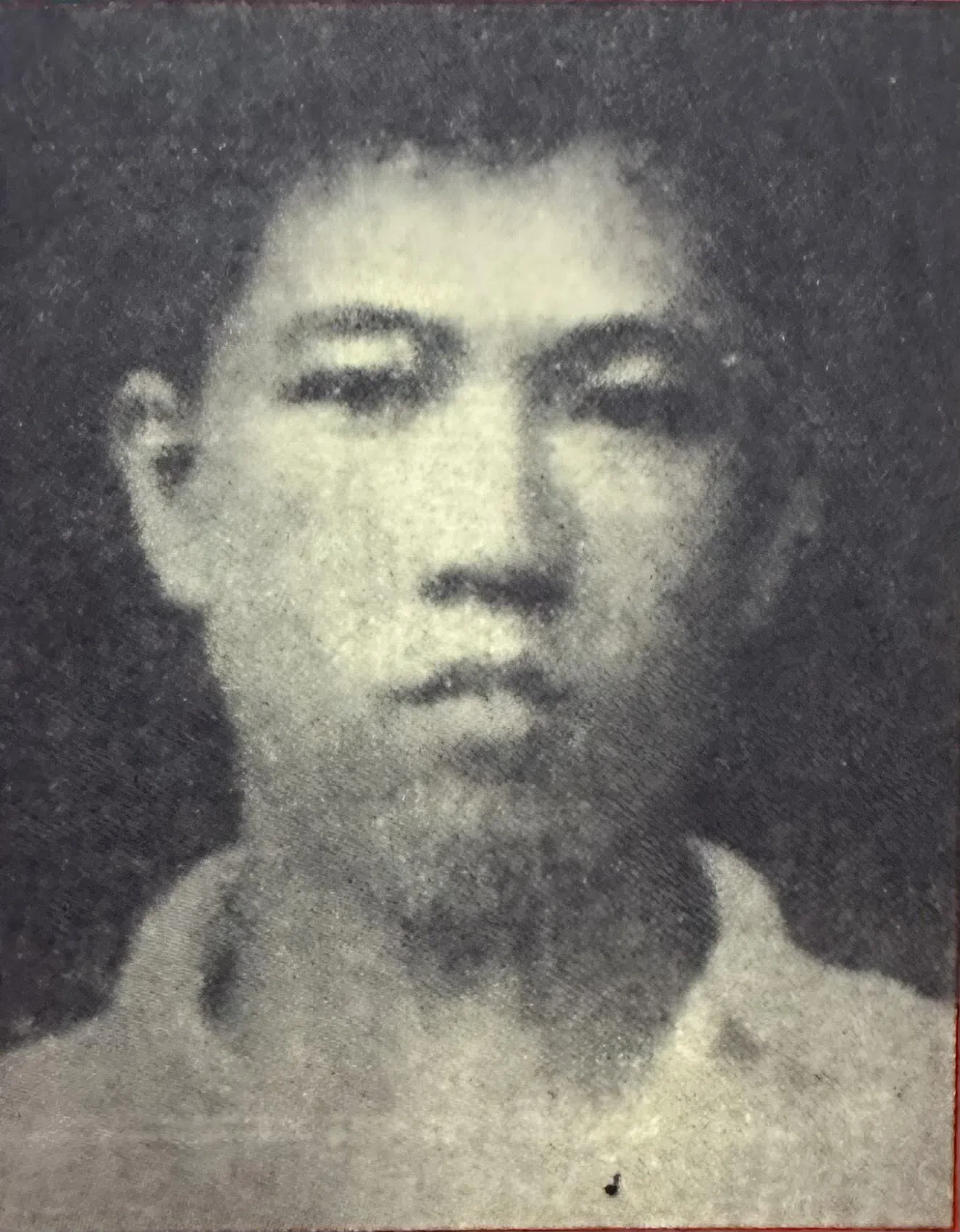联邦军派出飞机不时在森林上空盘旋，用华语广播招降和新闻，同时派发传单“威迫利诱”森林里的马共成员放弃斗争。这是周尚文在传单上的人头照。（受访者提供）