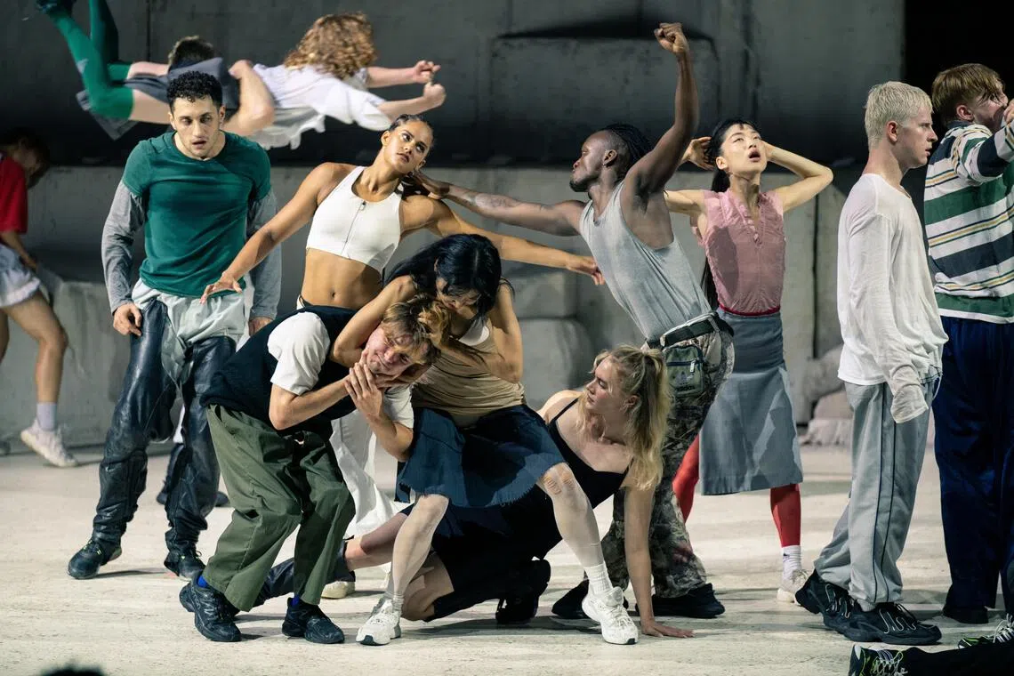 法国马赛国家芭蕾舞团携手电子音乐艺术家罗恩呈献“Room With A View”，以身体与电子声波交织出灾难与美的轮廓。（梵克雅宝提供）