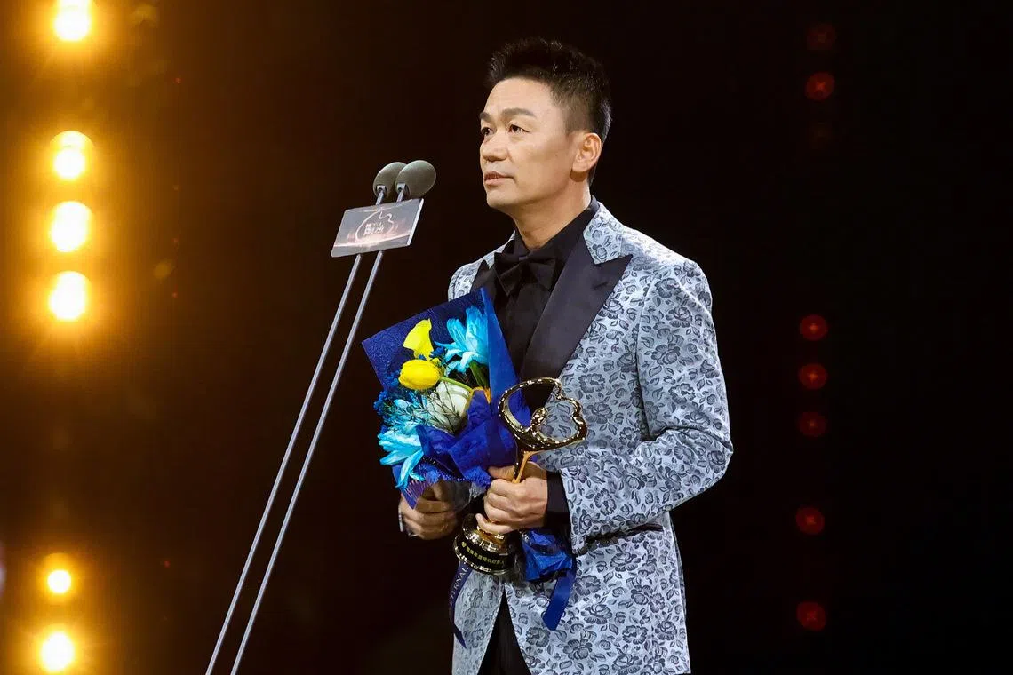 王宝强致谢时说“上热搜可以，但是千万不能塌房”。（取自微博之夜官方微博）