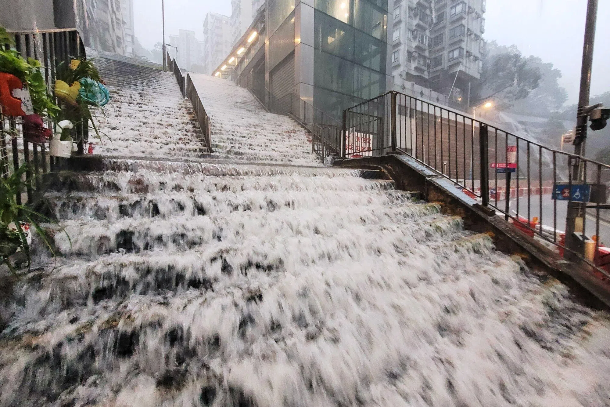 香港星期四（8月14日）面对强降雨天气，阶梯犹如小型瀑布。（彭博社）