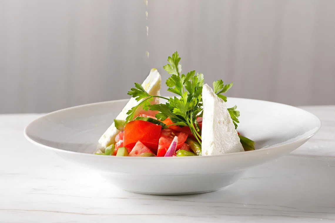 番茄沙拉是传统希腊式沙拉，吃的是食材的鲜味，搭配特级橄榄油和海盐提味，充满地中海风情。（餐馆提供）