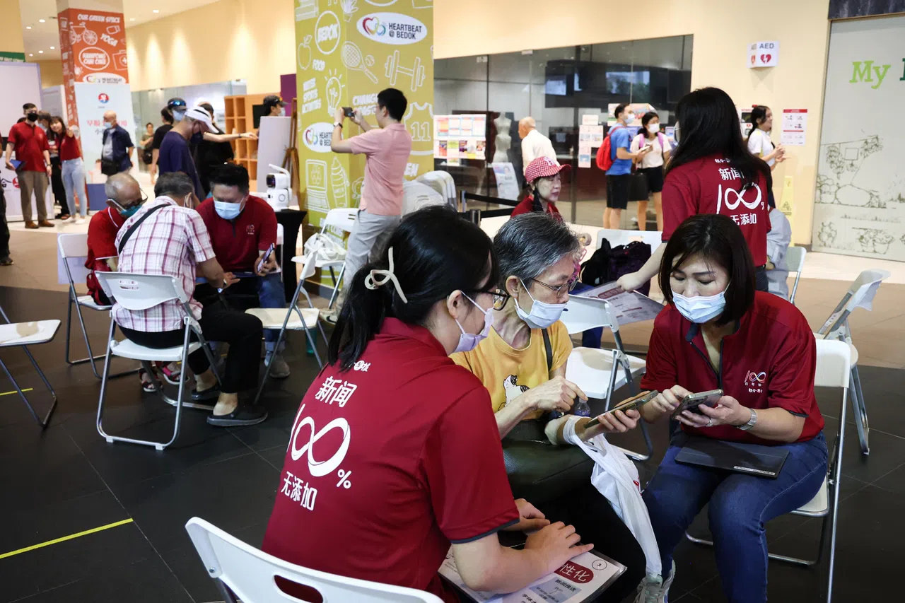 早报义工在20分钟的小组课中，引导年长者掌握使用早报手机应用的贴士，如学习如何阅读电子报和分享文章、利用新闻标签找文章，了解订户专属福利等操作。（李健玮摄）