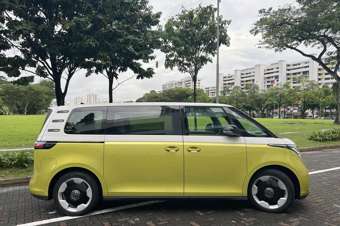 车身整体比例相当独特，车长4962毫米，但前悬与后悬极短，使整车看起来格外紧凑、稳重。（吴庆康摄）