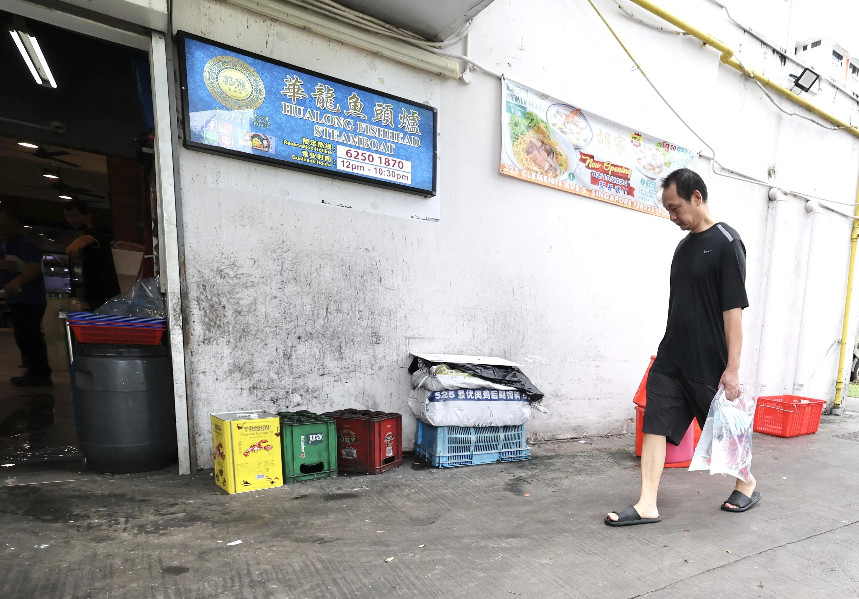 其中一家咖啡店到早上11时左右都没有水，摊位助手只好去供水车取水使用。（邬福梁摄）