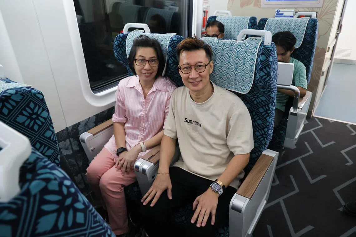 期待双轨电动列车开通已久的王冠发（右）与妻子何明洙，开票当天就上网抢订，12月12日（星期五）搭乘首发列车北上新山，前往吉隆坡进行三天两夜的旅游兼商务行程。（张俊杰摄）