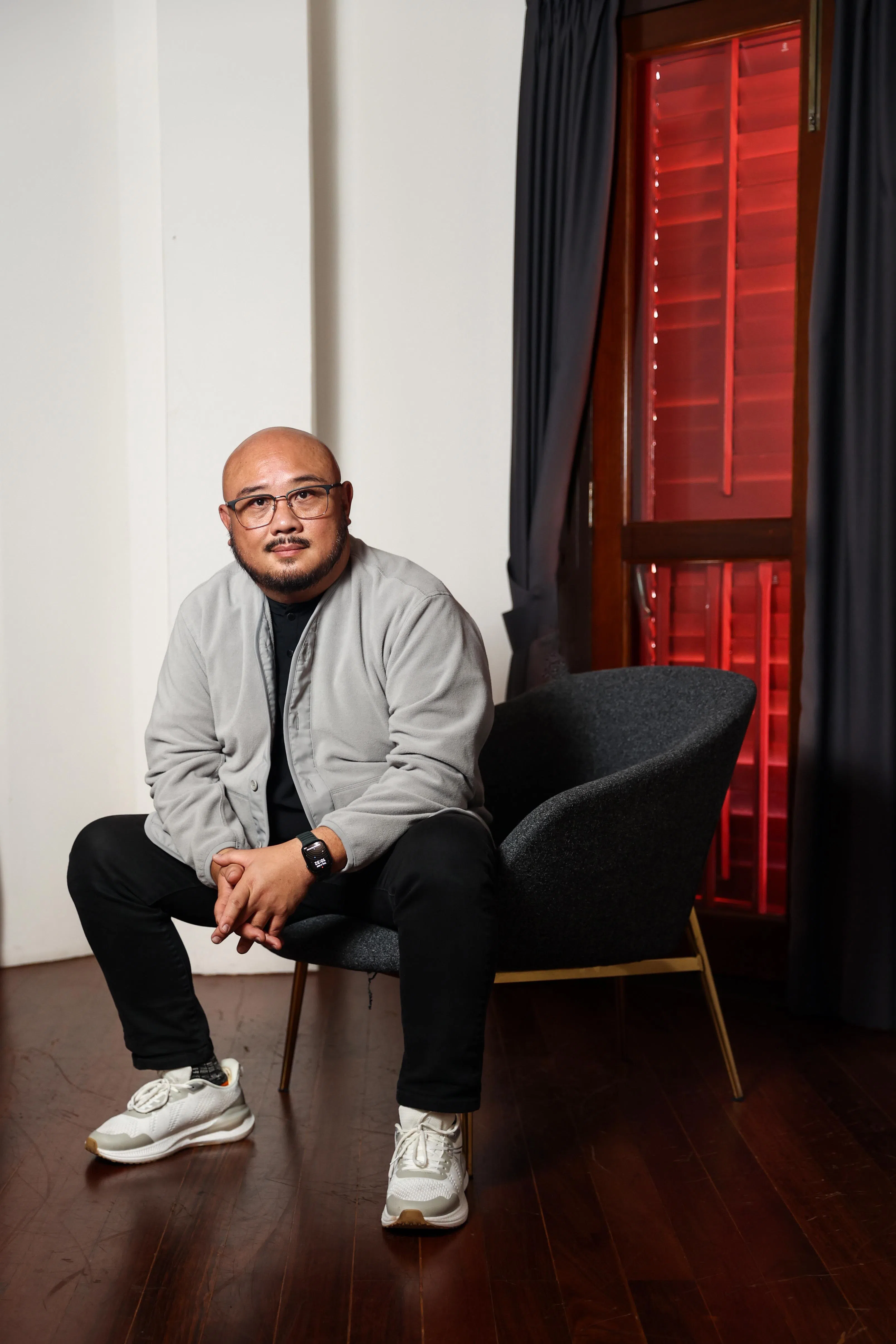 刚获颁2025年文化奖的吴文德，习惯在行走间阅读，感受间书写。（档案照）