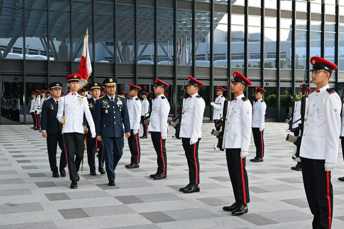 印尼空军参谋长穆罕默德·托尼·哈约诺上将（左二）在国防部检阅仪仗队。（国防部提供）