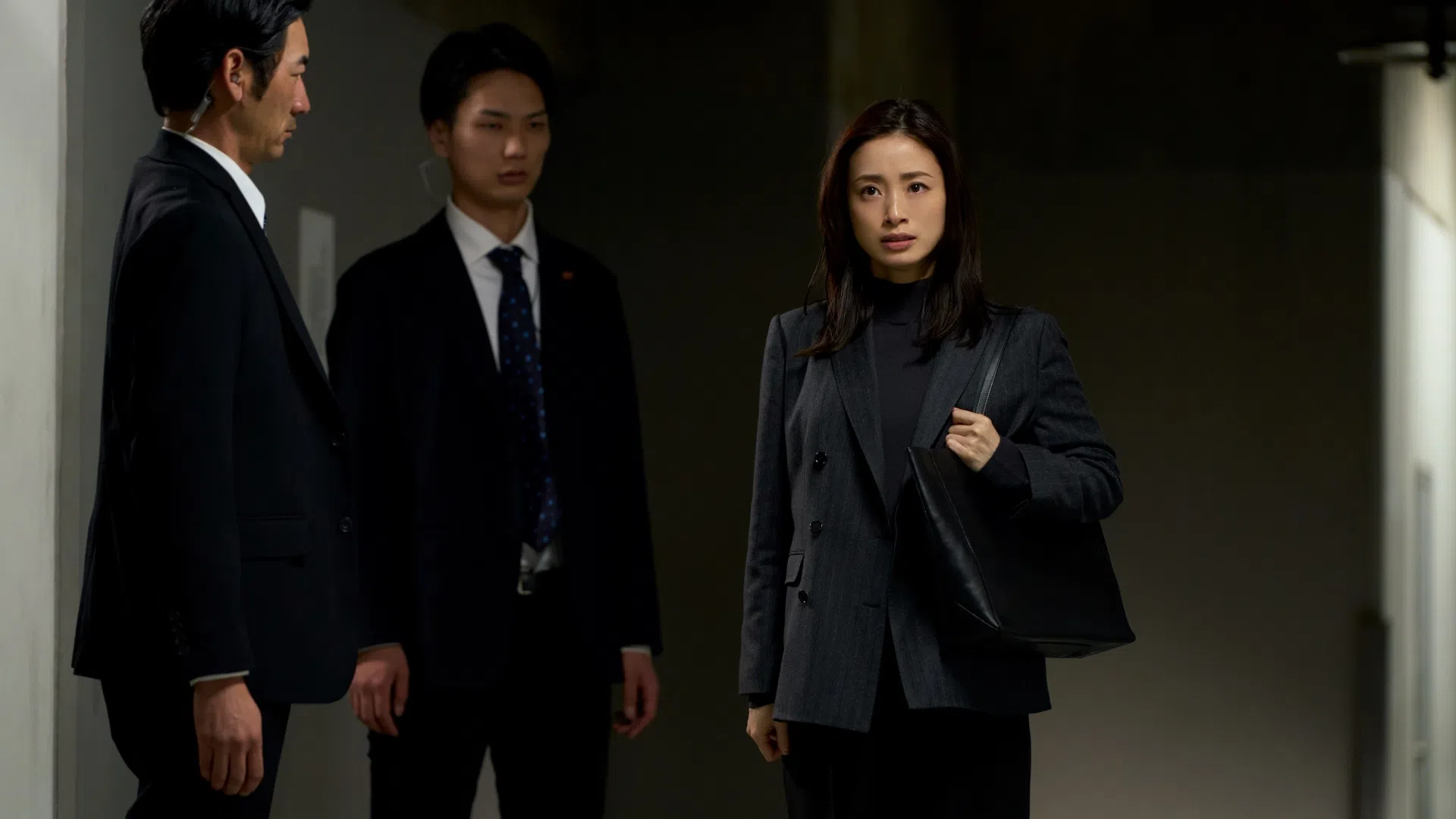 上户彩（右）扮演新闻主播，向世人揭露美国舰队在东京湾袭击大和号的事实。（互联网）