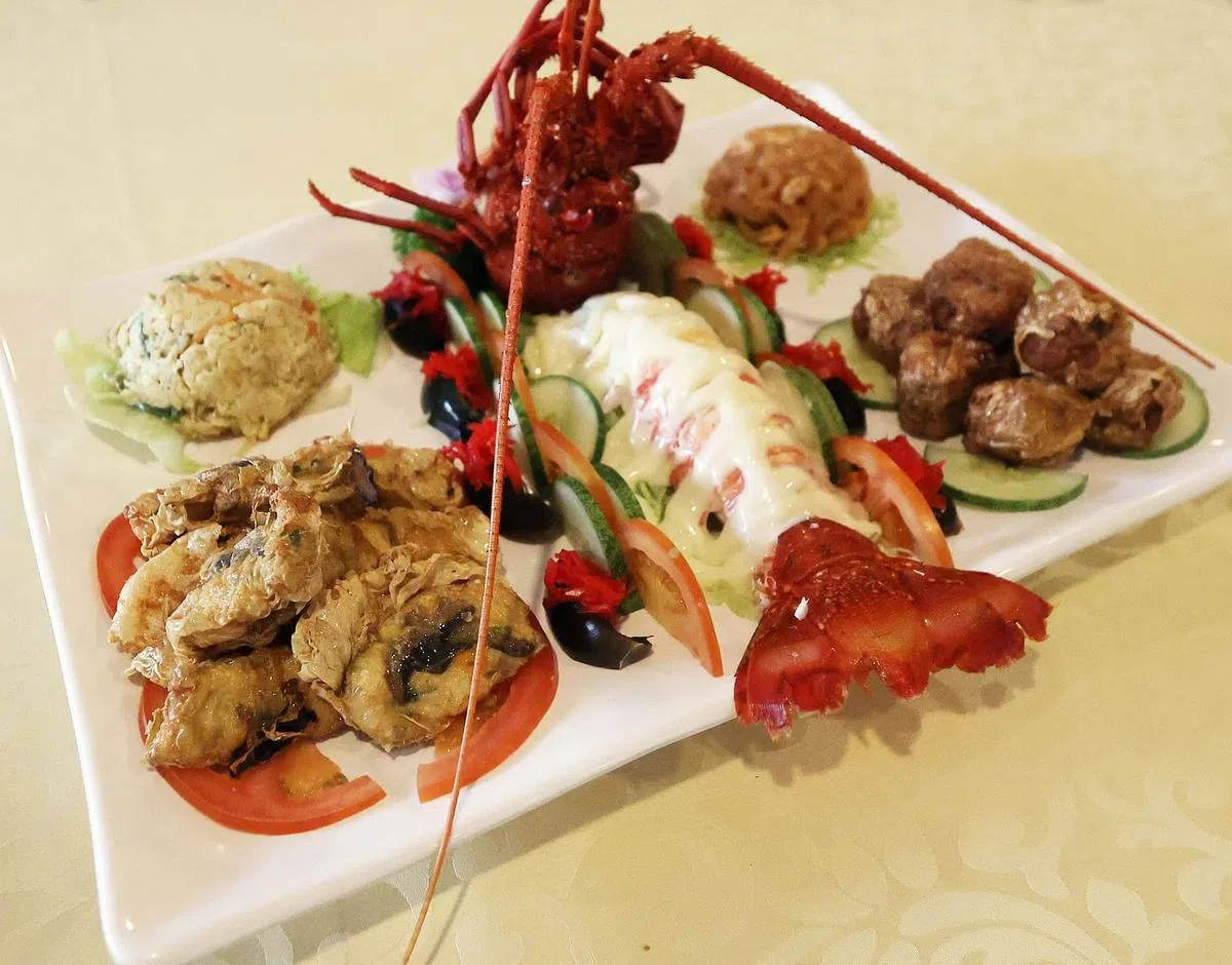 丽华拼盘除了大咖龙虾，还有四道古早味手工菜：炒桂花翅、蟹肉枣、黄金腐皮卷和海蜇沙拉明虾。（饶进礼摄）