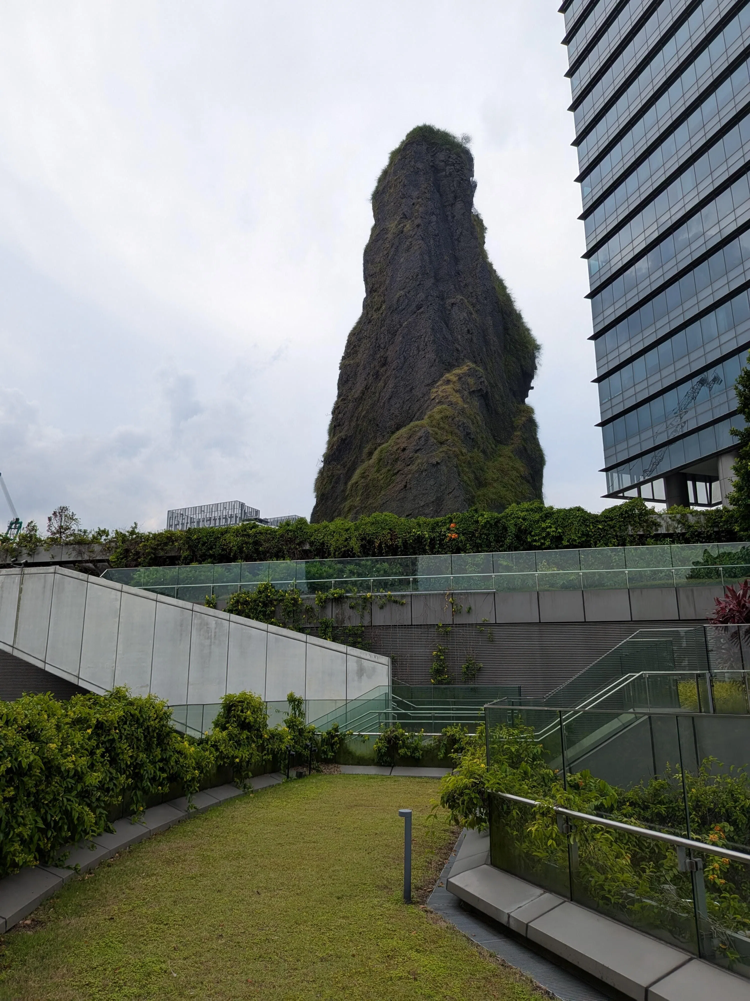 Pixel 9 Pro Fold的“神奇编辑器”采用生成式AI，把图像中的大楼换成一座山。（黄少伟摄）