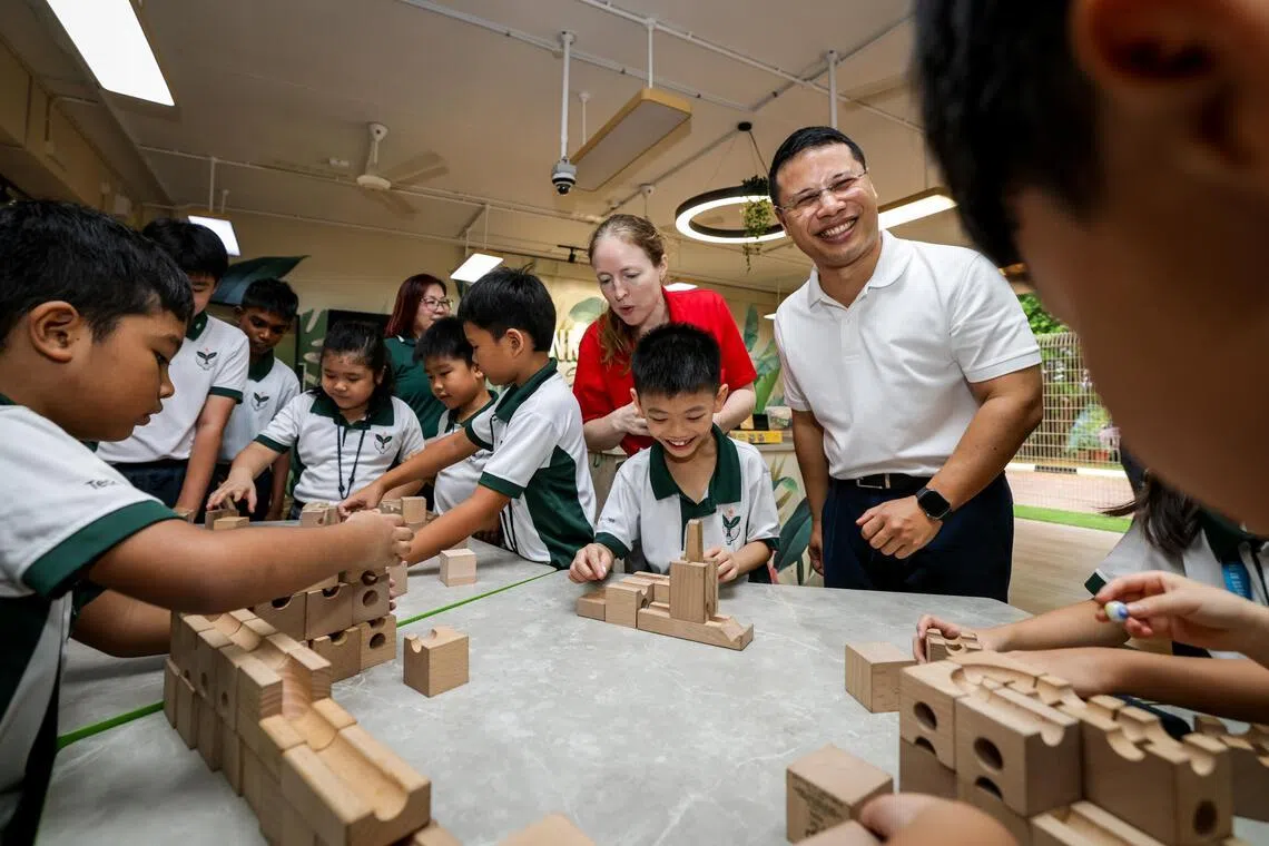 教育部长李智陞（右二）星期三（4月15日）走访德义小学后受访时说，各校目前在处理霸凌等纪律问题时有不同做法，教育部将提供明确的指导方针，让学校的纪律措施更一致。（叶振忠摄）