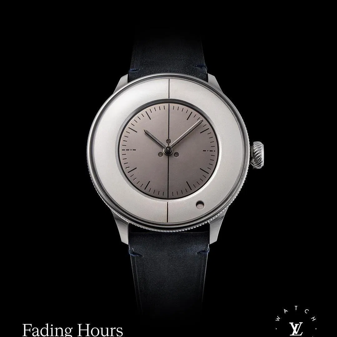 Fading Hours采用单一按钮控制所有闹钟功能，将设定、启动与关闭整合为一套连续操作。（路易威登提供）