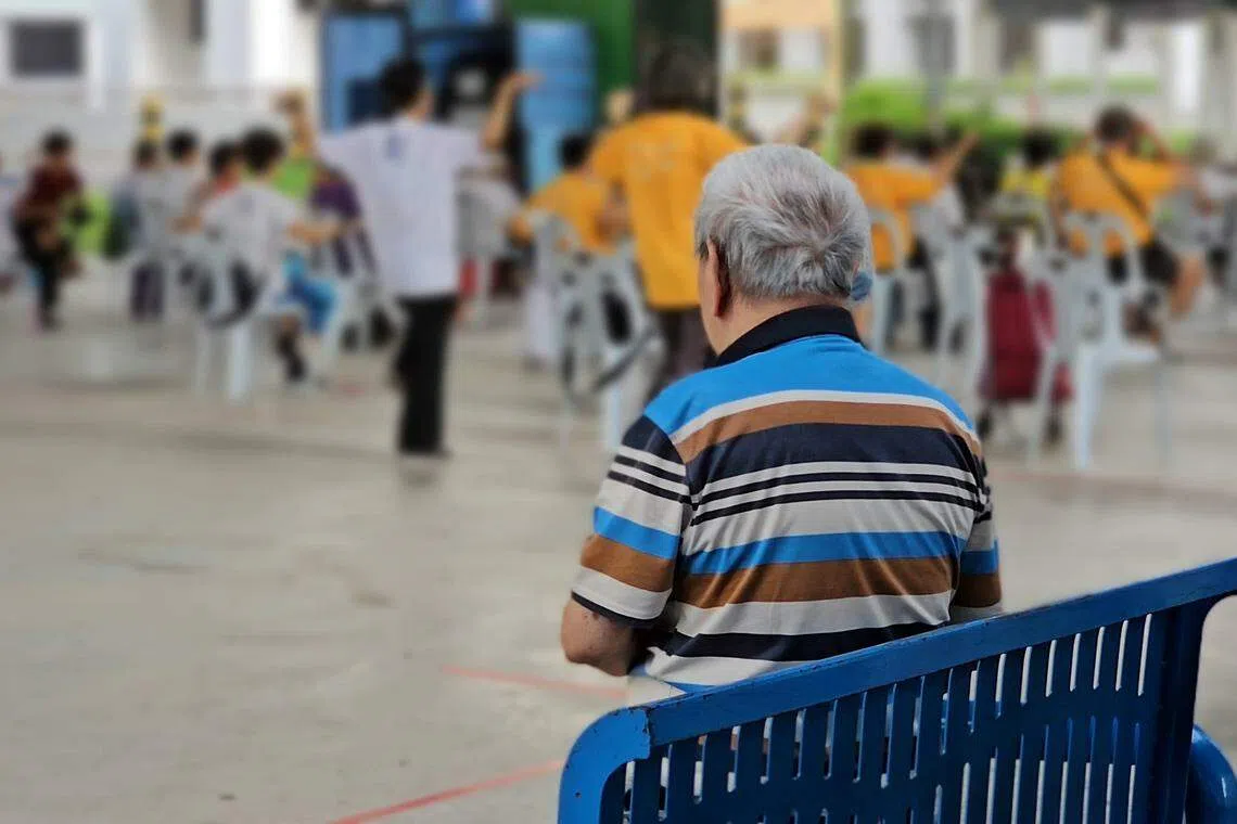 调查显示，超过60岁的新加坡居民当中，40%表示有时或经常感到孤独。（许淑美摄）