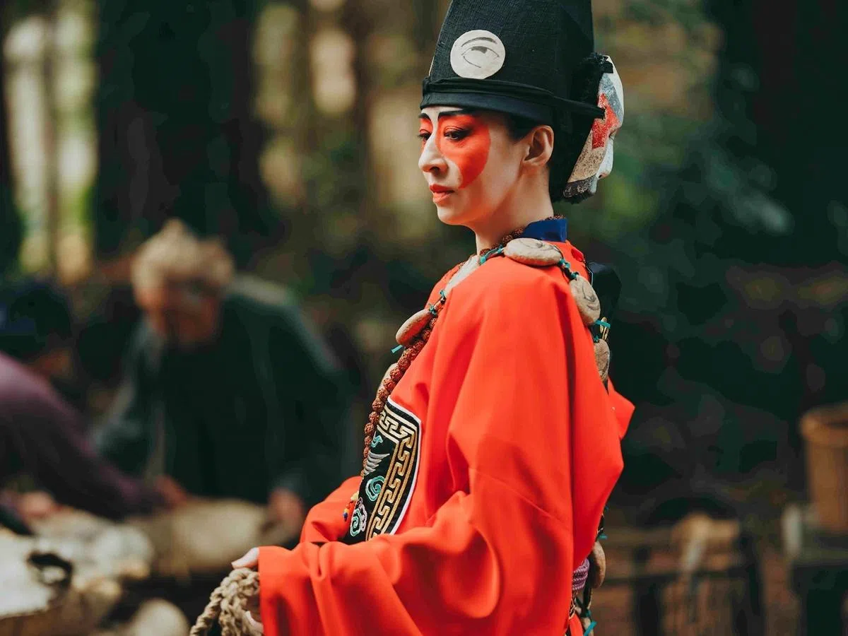  一代日剧女神松雪泰子当间谍演寡妇，优雅美丽。（互联网）
