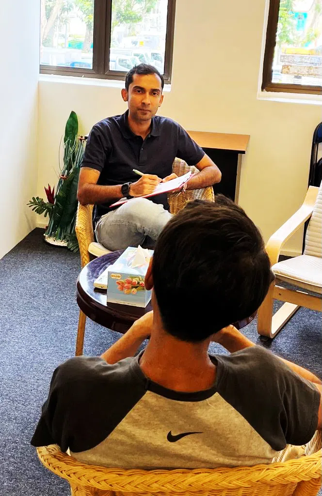 马海（面对镜头者）通过一对一的心理辅导来评估涉法者的个人情况，这是了解客户背景与当前需求的重要环节。（图/受访者提供）